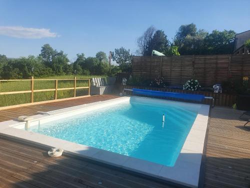 - une piscine sur une terrasse avec une clôture en bois dans l'établissement La maison de Lalouette, à Forcalquier