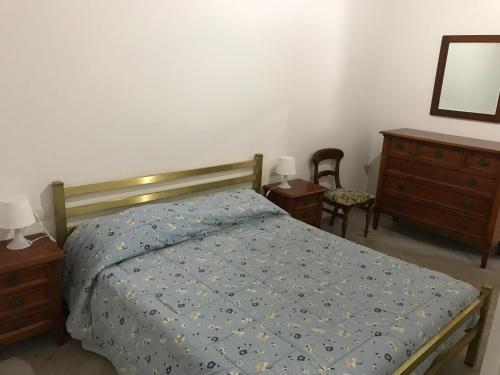 Alle case il pozzetto في سوفيريتو: غرفة نوم مع سرير وخزانة