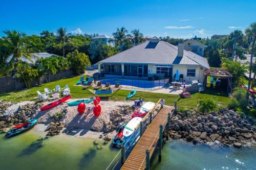 una vista aérea de una casa con barcos en la orilla en Aquatopia South, en Stuart