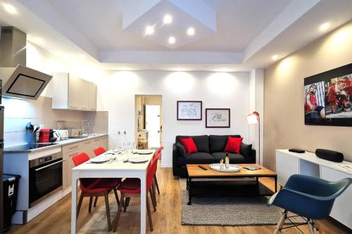 une cuisine et un salon avec une table et un canapé dans l'établissement Gare / 2 chambres / Appartistic Machines de l île / WIFI FIBRE, à Nantes