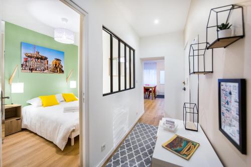 - une chambre avec un lit et une chambre avec une table dans l'établissement Gare / 2 chambres / Appartistic Machines de l île / WIFI FIBRE, à Nantes