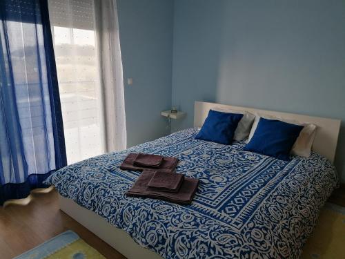um quarto com uma cama com duas toalhas em Casa da Praia em Porto Côvo em Porto Covo
