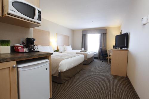 Ένα ή περισσότερα κρεβάτια σε δωμάτιο στο Vegreville Suites