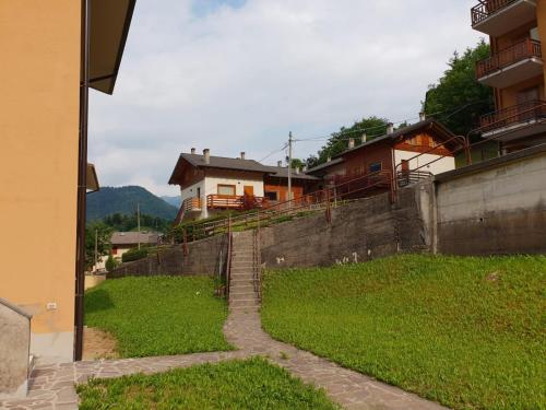 un mur de retenue avec des escaliers en face des maisons dans l'établissement Appartamento Vacanza a Santa Brigida( BG), à Santa Brigida