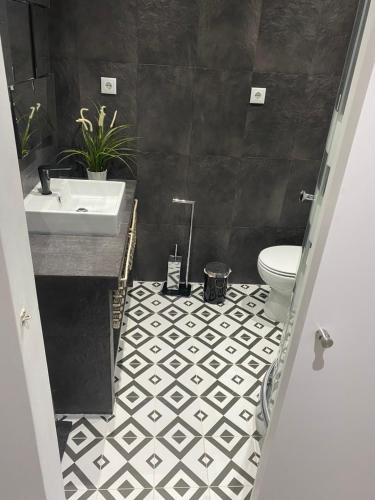 uma casa de banho com um lavatório e um WC em Belém River Apartment II em Lisboa