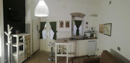 a kitchen with white cabinets and a counter top at B&B Il Buon Cammino in Roccamandolfi