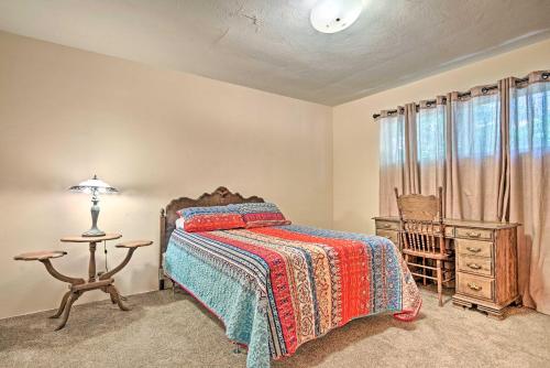 Ένα ή περισσότερα κρεβάτια σε δωμάτιο στο Scenic Kernville Home - Walk to Downtown and River!
