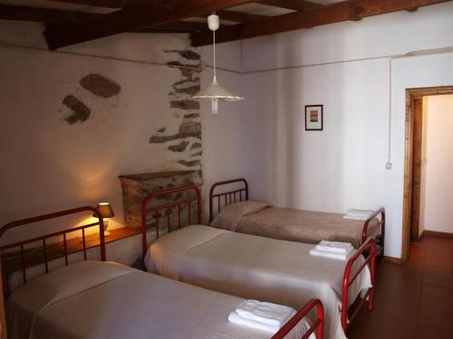 布拉干薩的住宿－Casa da Bica Gondesende，一间客房内配有两张床的房间