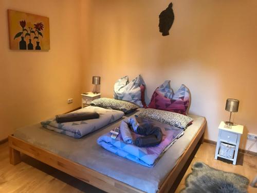 twee bedden in een kamer met een persoon die erop slaapt bij Ferienhaus Rheinperle mit Garten in Remagen am Rhein - Nähe Bonn in Remagen