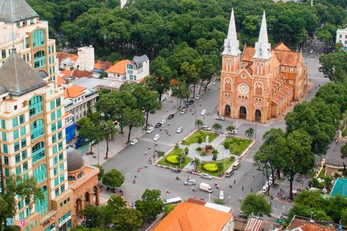 una vista aérea de una ciudad con una iglesia en H Best Hostel Cafe SaiGon, en Ho Chi Minh