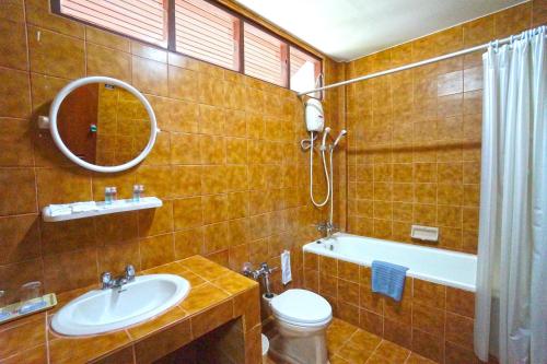 y baño con lavabo, aseo y bañera. en Pattaya Park Beach Resort, en Pattaya South