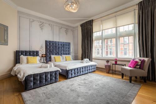 a bedroom with two beds and a couch at Apartment on Duke Street in London