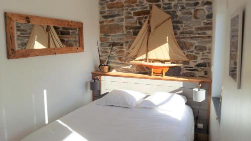 A bed or beds in a room at Le Duplex avec Terrasse - Annonce d'un particulier