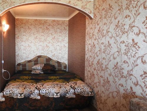 チェレポヴェツにあるЕвро Люкс с видом на рекуの壁紙のベッドルーム1室(ベッド1台付)