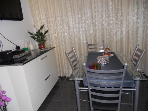 a dining room table and chairs in a kitchen at Sewdien’s Apartment Maashaven in Rotterdam