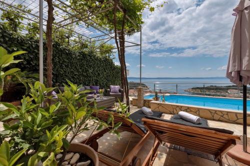 un complejo con piscina y vistas al océano en Villa Sukara en Makarska