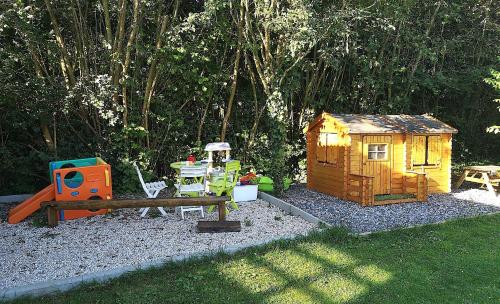 une arrière-cour avec un jeu et une maison de jeu dans l'établissement Yourte Mont-Saint-Michel, à Jullouville