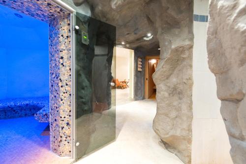 a room with a rock wall and an aquarium at Hotel am Schlosspark in Gotha