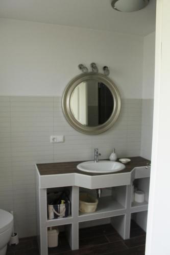 y baño con lavabo y espejo. en Suite Vorderrhön Anní, en Unsleben
