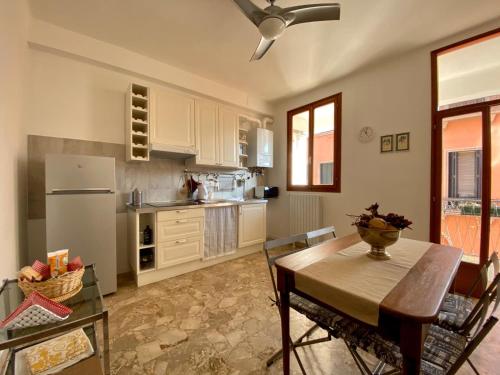Kuchyň nebo kuchyňský kout v ubytování Calle San Giacomo Apartment