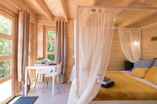1 dormitorio con 1 cama y 1 mesa en una habitación en Le Petit Flo, en Flocourt