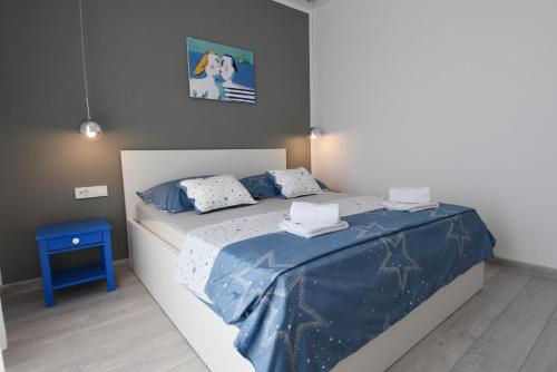 Un dormitorio con una cama con una manta azul. en Villa VANJA, en Podgora