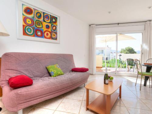 uma sala de estar com um sofá e uma mesa em Apartment Palmiers I-7 by Interhome em Llançà