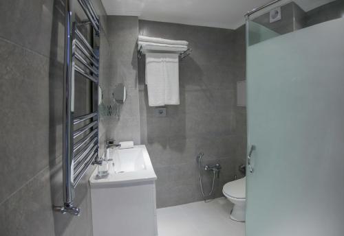 ein Bad mit einem Waschbecken und einem WC in der Unterkunft Yurd Hotel in Qax