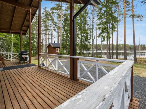 porche de madera de una cabaña con vistas al lago en Holiday Home Metsäpirtti by Interhome, en Saukkokoski