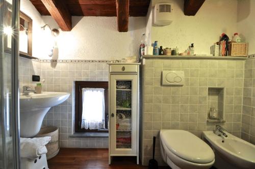 a bathroom with a toilet and a sink at Appartamento Collomb Ruitor in La Thuile