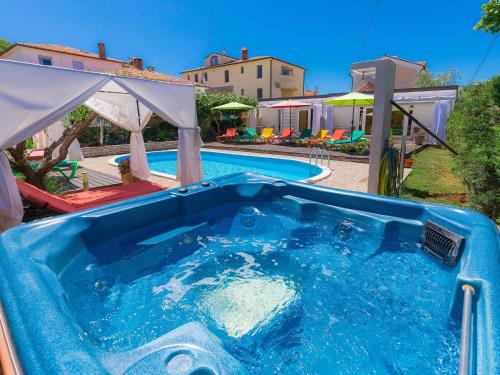 una piscina con vasca blu in un cortile di Apartment Nika-8 by Interhome a Umag (Umago)