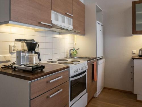LahdenperäにあるHoliday Home Tuija by Interhomeのキッチン(コンロ付) 冷蔵庫の横にトップオーブン
