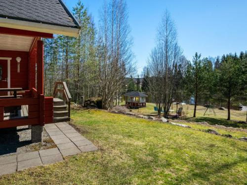 una casa rossa con cortile e parco giochi di Holiday Home Pinea by Interhome a Niittymaa