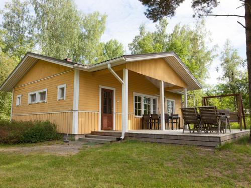 ein kleines Haus mit einer Veranda und einer Terrasse in der Unterkunft Holiday Home Keltalilja by Interhome in Sipsiö