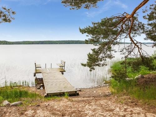 SipsiöにあるHoliday Home Katajainen by Interhomeの湖畔に座る木製の桟橋