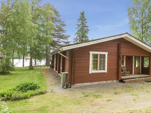 SipsiöにあるHoliday Home Katajainen by Interhomeの小さなキャビン(ポーチ、窓付)
