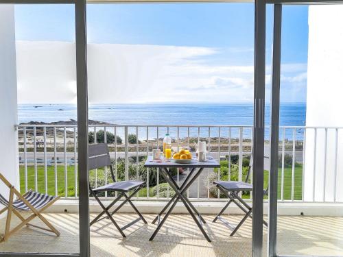 Port-HaliguenにあるStudio Les Trois Iles-1 by Interhomeのテーブルと椅子、海の景色を望むバルコニー