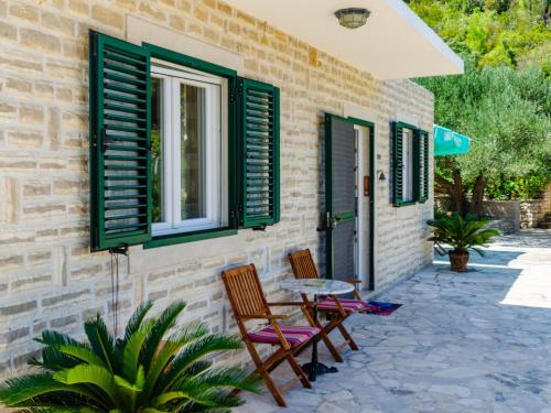 une terrasse avec deux chaises et une table en face d'une maison dans l'établissement Holiday Home Marija by Interhome, à Babina