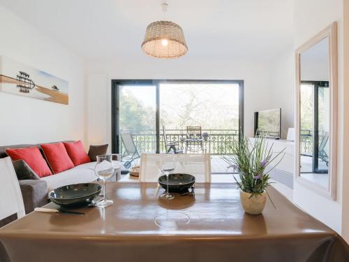 - un salon avec une table et des verres à vin dans l'établissement Studio Les Jardins d'Eyrac-2 by Interhome, à Arcachon