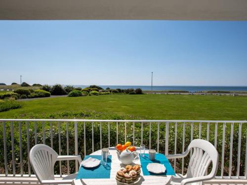 - une table avec un bol de fruits assis sur un balcon dans l'établissement Studio Les Trois Iles-5 by Interhome, à Port-Haliguen
