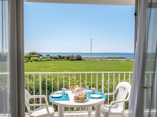 - une table avec un bol de fruits sur le balcon dans l'établissement Studio Les Trois Iles-5 by Interhome, à Port-Haliguen