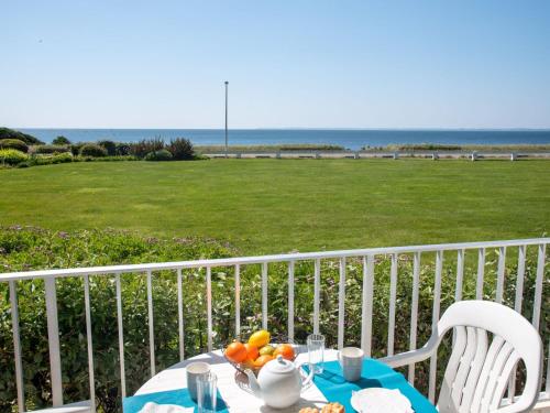 une table avec un bol de fruits sur un balcon dans l'établissement Studio Les Trois Iles-5 by Interhome, à Port-Haliguen