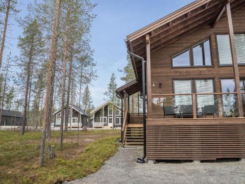 domek z werandą i oknami w obiekcie Holiday Home Äkäsmartti a by Interhome w mieście Äkäslompolo
