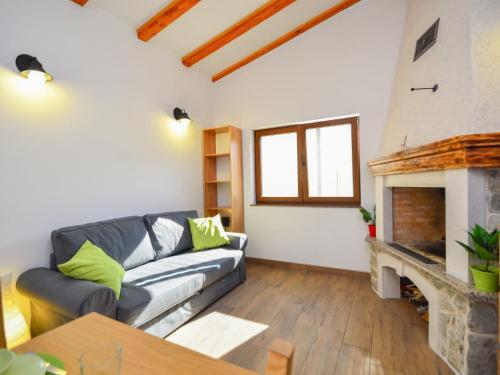 Una sala de estar con un sofá y una chimenea. en Holiday Home Ante by Interhome, en Brodarica