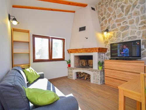 Una sala de estar con un sofá y una chimenea. en Holiday Home Ante by Interhome, en Brodarica