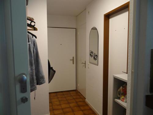 エンゲルベルクにあるApartment Zügstrasse 4 by Interhomeの白い扉と鏡のある廊下