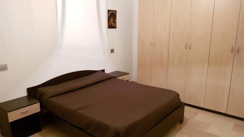 1 dormitorio pequeño con 1 cama y armario en La casetta, en Siena