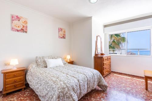 Schlafzimmer mit einem Bett und einem Fenster in der Unterkunft Apartamento Cala Mar in La Cala del Moral