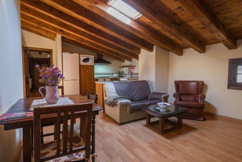 sala de estar con sofá y mesa en Hotel La Casa del Canónigo, en Caracenilla