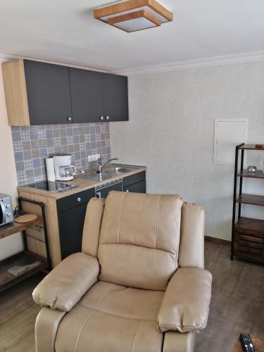 a living room with a couch in a kitchen at Müritzblick am Wünnow in Röbel